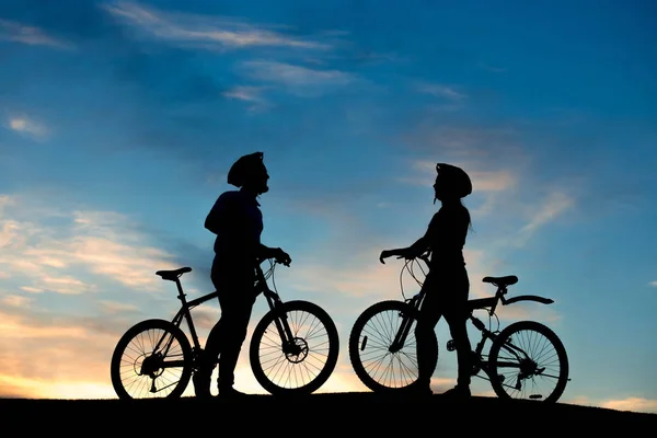 Silhouettes de jeunes amoureux au coucher du soleil . — Photo