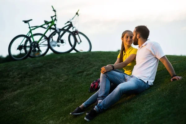 Пара влюбленных отдыхает на зеленом лугу . — стоковое фото