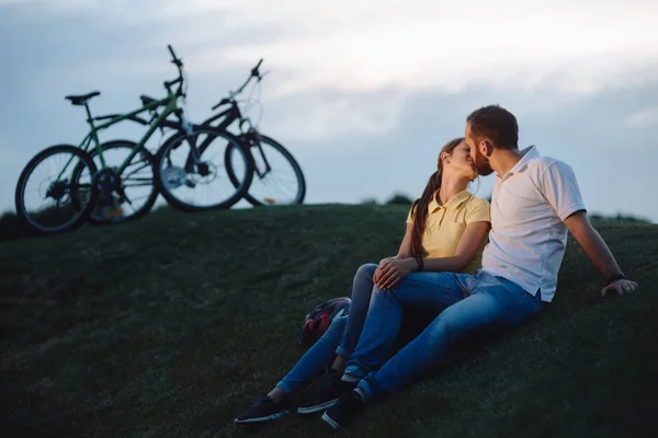 Romantiska par kysser utomhus. — Stockfoto