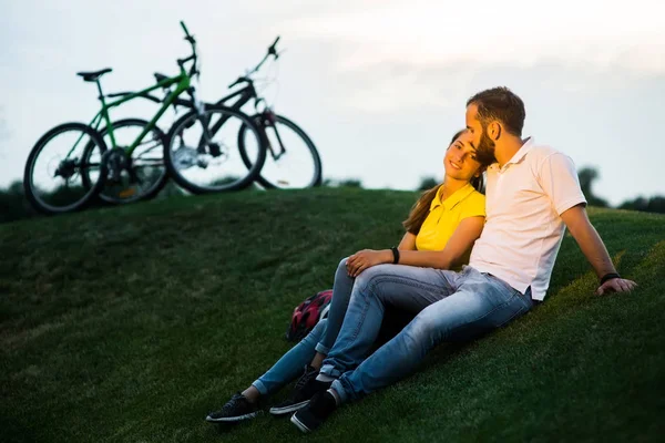 Vackra romantiska par kramar utomhus. — Stockfoto