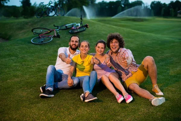 Grupo de amigos haciendo gestos de pulgares al aire libre . — Foto de Stock