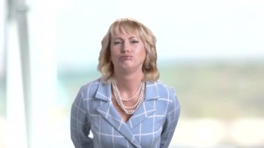 Komik Olgun kadın yapma yüz buruşturma.