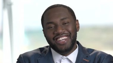 Kadar şaşırmış Afro-Amerikan işadamı kapatmak.