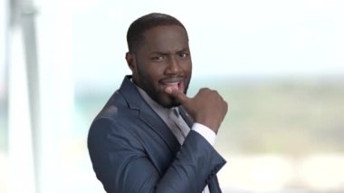 Şaşırmış maço adam arka plan bulanık üzerinde.