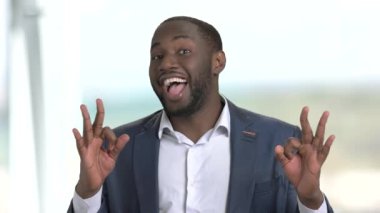 Neşeli işadamı gösteren farklı hareketleri.