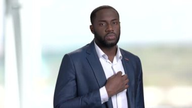 Siyah işadamı gömleğini ayarlama.