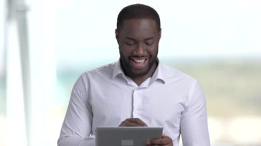 Çekici esmer işadamı PC tablet kullanma.