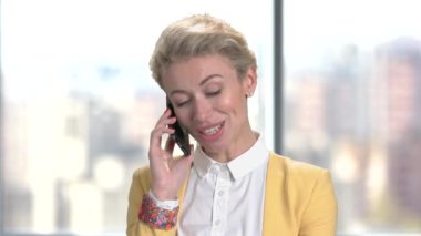 Evet genç güzel sarışın.