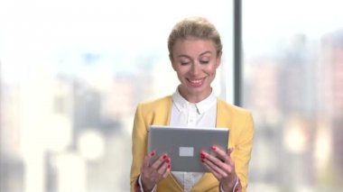 Başarılı iş kadını dijital tablet kullanma.