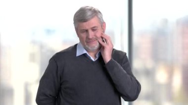 Olgun adam diş ağrısı acı.