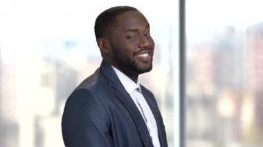 Afro-Amerikan adam göz kırpmalar göz ile.