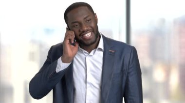 Evet yakışıklı Afro-Amerikan işadamı.