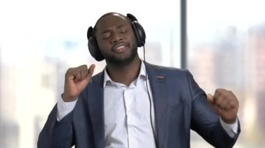 Kulaklık siyah Yöneticisi dans ediyor.