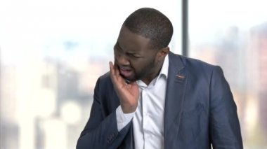 adam acı diş ağrısı.