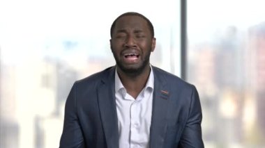 Bulanık arka plan üzerinde siyah umutsuz işadamı.