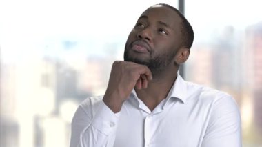 Yüzü bulanık arka plan üzerinde karışık iş adamı.