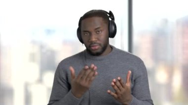 Neşeli adam zevk müzik dinleme.