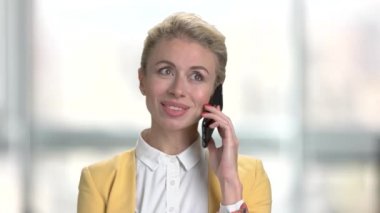 Güzel Bayan cep telefonu üzerinde konuşurken.