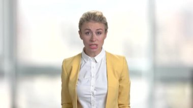 Genç iş kadını bulanık arka plan üzerinde tahriş.