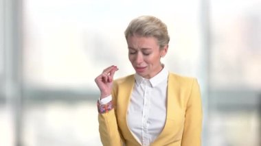 Güzel Bayan üzerinde arka plan bulanık şarkı söylüyor.