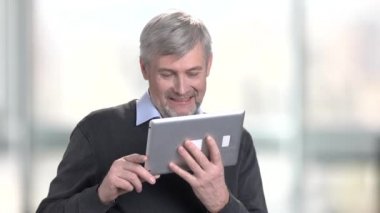 İnternet bağlantısı konuşan beyaz adam gülümseyen.