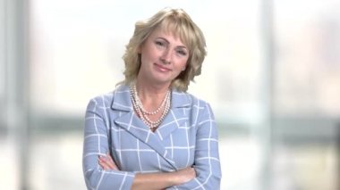 Arka plan bulanık zarif beyaz kadın.