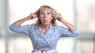 Olgun kadın yapma yüz buruşturma.