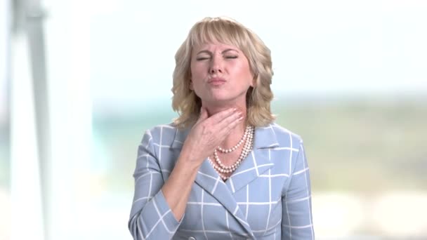 喉の痛みから苦しんでいる不幸なビジネス女性. — ストック動画