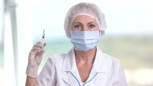 Nurse or doctor holding medical syringe. — Stock Video