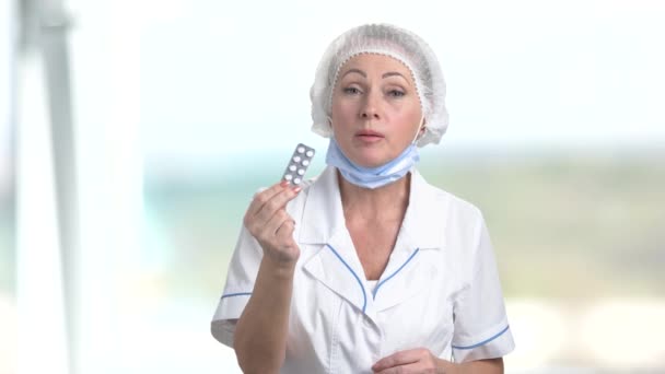 Кавказская женщина-врач держит волдырь от таблеток . — стоковое видео