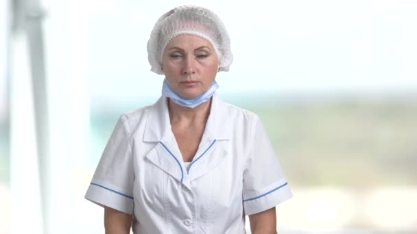 Irriterad kvinnliga läkare argumenterar. — Stockvideo