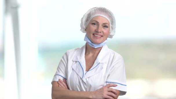 Portret van lachende gezondheidswerker. — Stockvideo