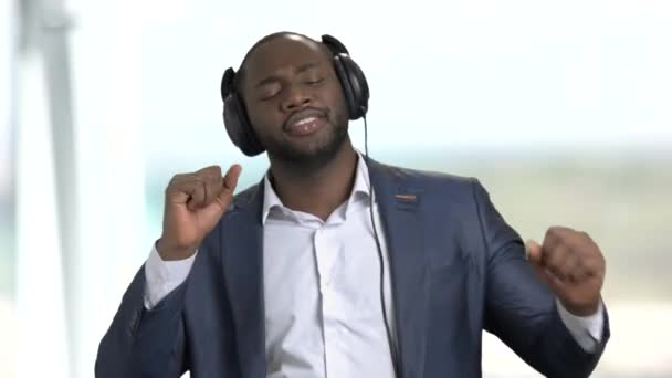 Satisfait homme d'affaires écoutant de la musique dans les écouteurs . — Video