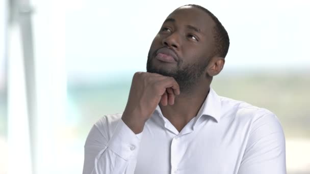 Negro empresario reflexivo sobre fondo borroso . — Vídeos de Stock