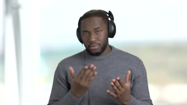 Afro-americano em fones de ouvido está dançando . — Vídeo de Stock