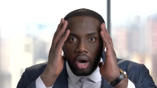Крупним планом обличчя шокованого темношкірого бізнесмена . — стокове відео