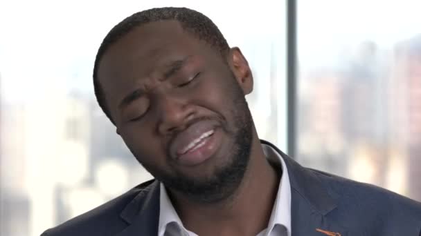 Лицо плачущего афро-американца . — стоковое видео