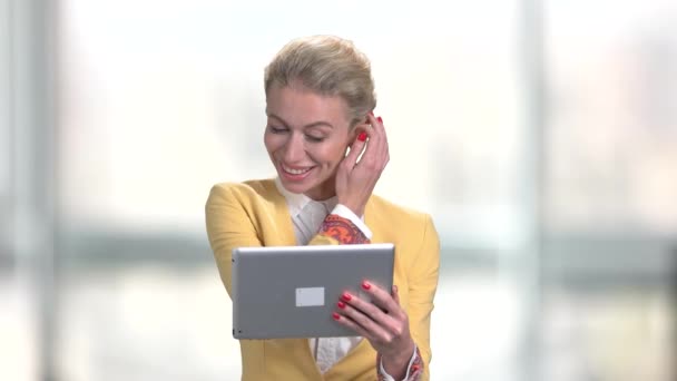 Young pretty business lady talking via internet. — Stock Video