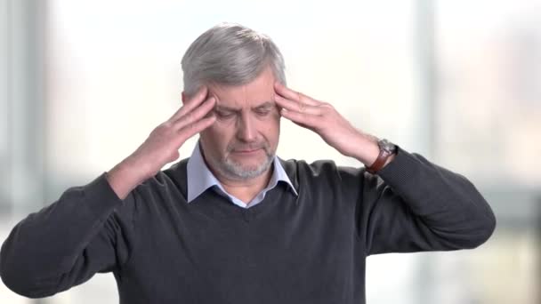 Mężczyzna w średnim wieku o ból głowy. — Wideo stockowe
