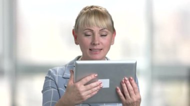 Olgun beyaz kadın internet bağlantısı söz.