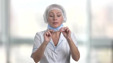 Kadın doktor arka plan bulanık hapları ile.