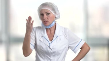 Öfkeli kadın doktor bulanık arka plan üzerinde.