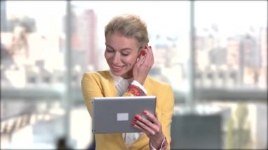 İnternet bağlantısı konuşmak çekici iş kadını.