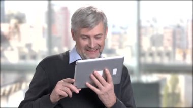 İnternet bağlantısı konuşan samimi olgun adam.