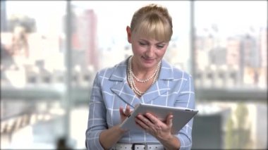 Zarif kadın dijital tablet kullanma.