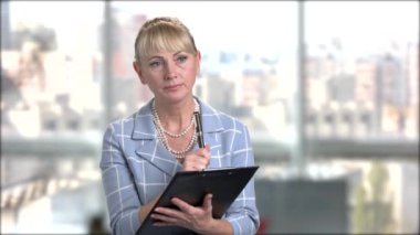 Ciddi kadın Yöneticisi Pano ile.