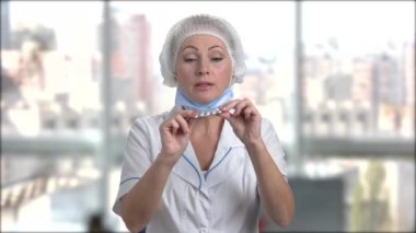 Olgun kadın doktor hap sunan.