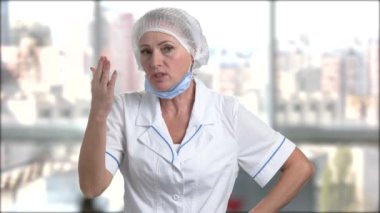 Bulanık arka planda rahatsız kadın doktor.