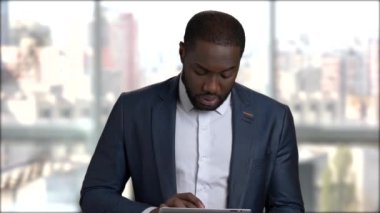 Dijital tablet kullanan kendine güvenen iş adamı.