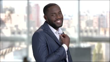 Siyah gülümseyen maço erkek gömleğini ayarlama.